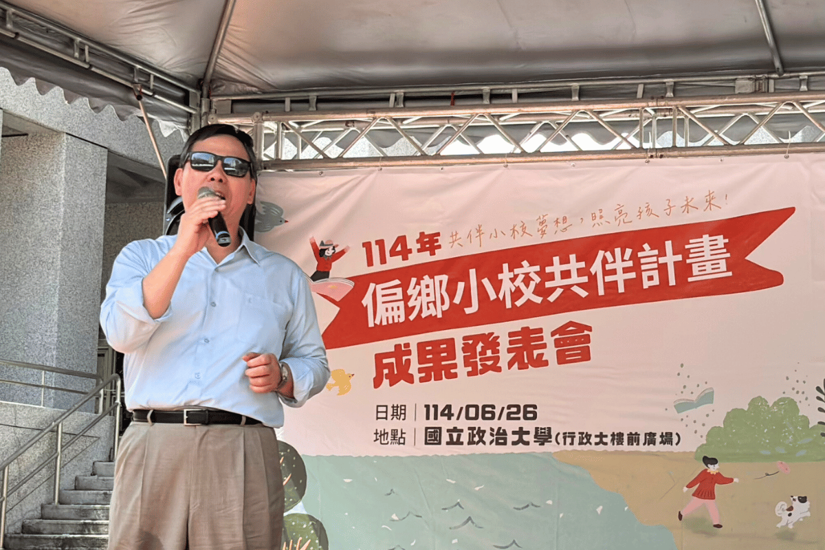 台灣公益聯盟創辦人鄭龍水開場致詞，為參加成果展師生打氣與鼓勵