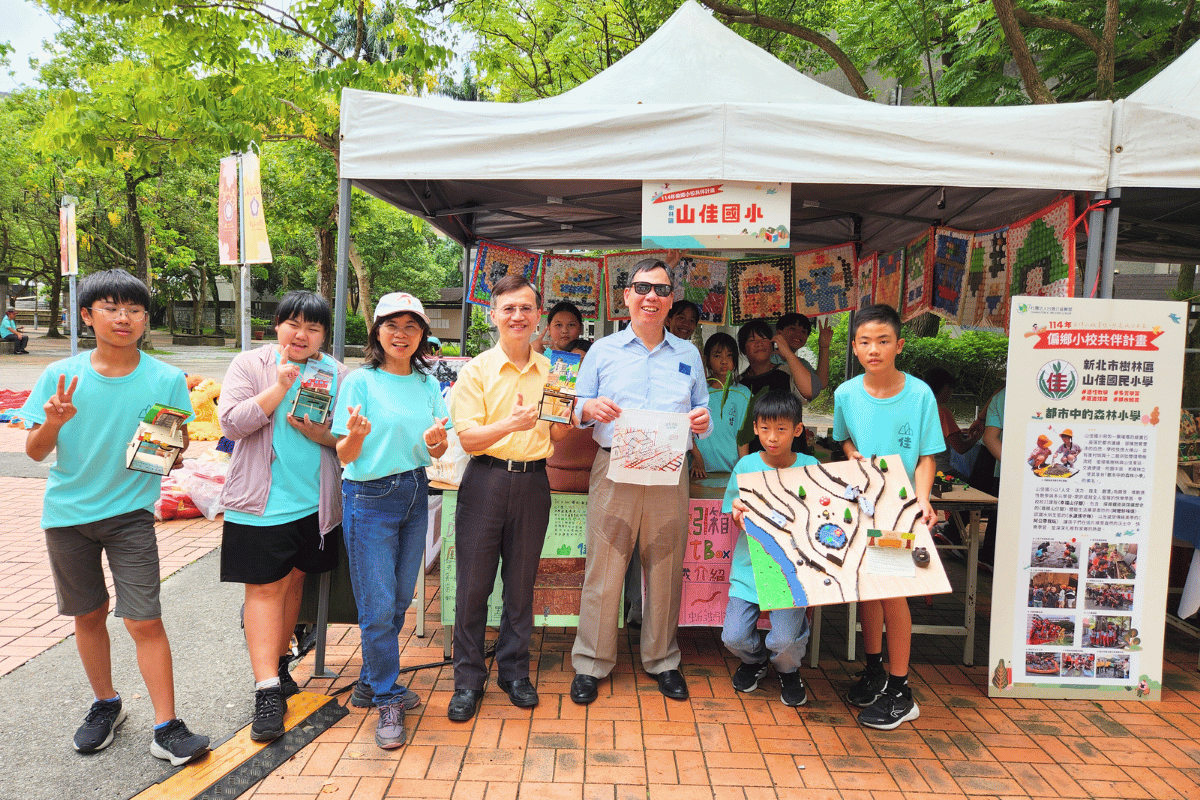 新北市山佳國小師生，用在地鐵道特色，製成絹印等特色製品