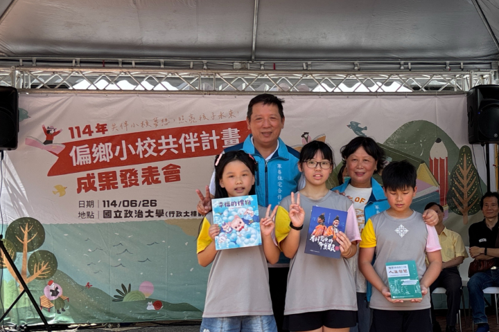 新北市山佳國小師生，用在地鐵道特色，製成絹印等特色製品