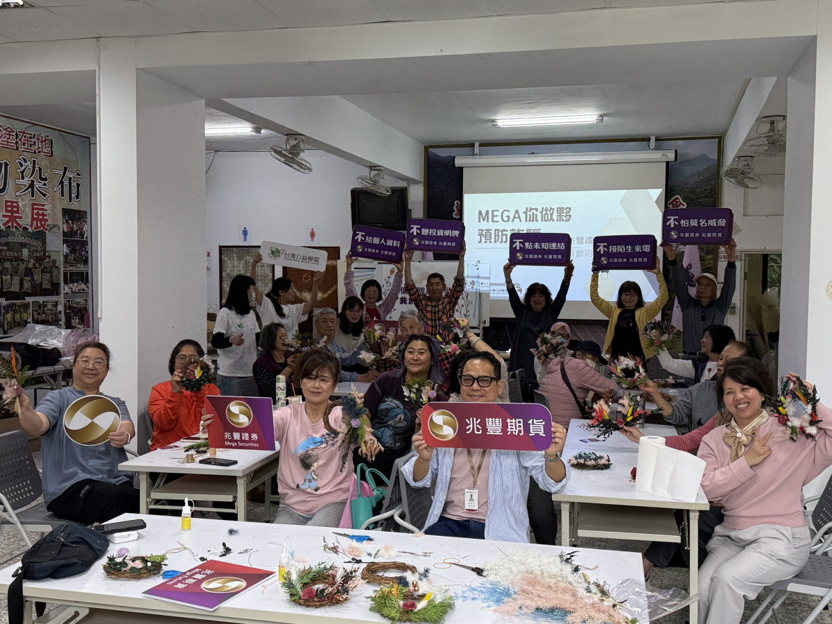 巧手做永生花圈   石碇長者心花朵朵開照片